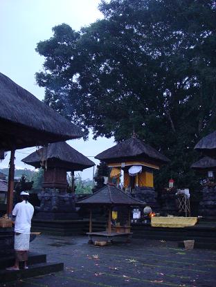 グサボーの祭事で、早朝からブサキ寺院へ Yadnya Ngusaba Kepitu di Pura Besakih_a0120328_20341720.jpg