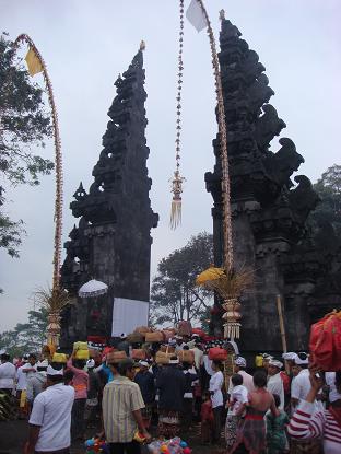 グサボーの祭事で、早朝からブサキ寺院へ Yadnya Ngusaba Kepitu di Pura Besakih_a0120328_2035819.jpg