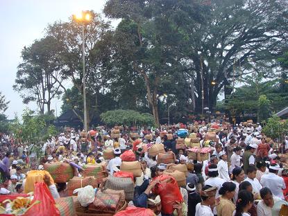 グサボーの祭事で、早朝からブサキ寺院へ Yadnya Ngusaba Kepitu di Pura Besakih_a0120328_2036552.jpg