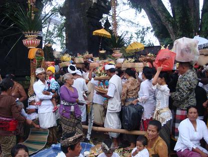 グサボーの祭事で、早朝からブサキ寺院へ Yadnya Ngusaba Kepitu di Pura Besakih_a0120328_20374820.jpg