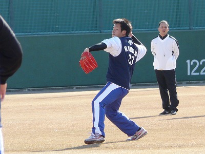 ロッテ浦和自主トレ見学・・・1月11日、バキ倒れる_b0166128_8344694.jpg