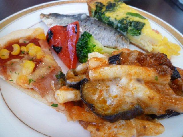 ホテルでのビュッフェは、やっぱり食べ過ぎてしまう(・_・;)_b0175688_1944323.jpg