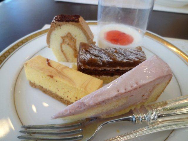 ホテルでのビュッフェは、やっぱり食べ過ぎてしまう(・_・;)_b0175688_19472719.jpg