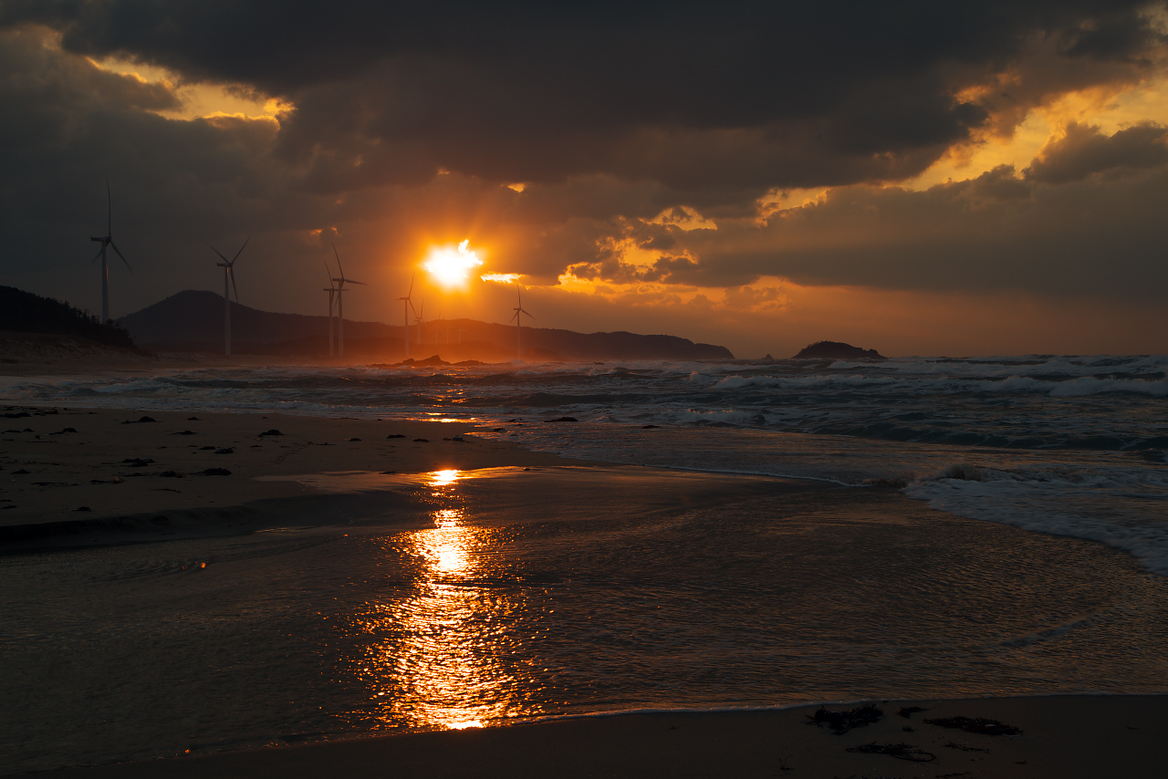 みぞれ降るなかの夕景_f0112547_7473745.jpg