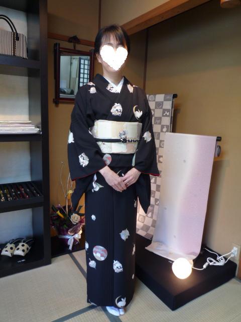 黒地の小紋で近くのお店のオープンへ。_f0181251_1754657.jpg