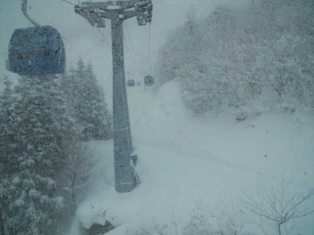 豪雪 ☆ 苗場スキー場!_c0151965_20151447.jpg
