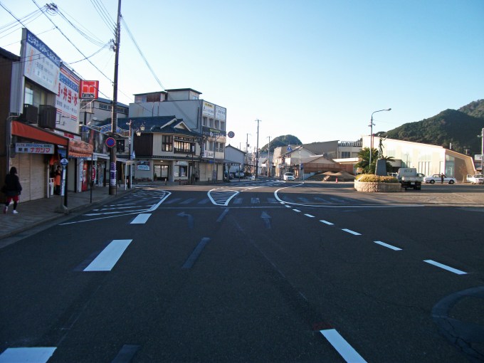 熊野の旅　しばらくは危険　熊野市駅前_d0045383_1091074.jpg