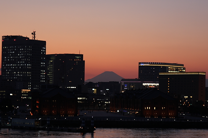 「　真冬の横浜に日が落ちて　」　横浜　大桟橋　MM21経由で富士を望む夕暮_f0164989_0472270.jpg