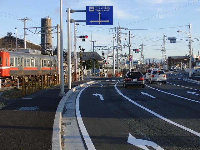 信号で渡る踏切と臨港富士線の開通_f0141310_2365237.jpg