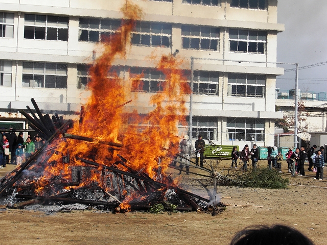 我が胸の燃ゆる思い比べれば　煙は薄しとんど祭り_a0060806_14505359.jpg