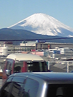 澄み切った空に富士山_b0052236_11112936.jpg