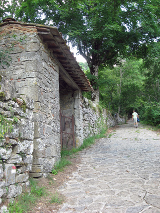 夏のラヴェルナ、ラベッチャから石畳の参詣路を通って修道院へ_f0234936_721647.jpg