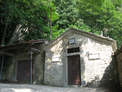 夏のラヴェルナ、ラベッチャから石畳の参詣路を通って修道院へ_f0234936_744217.jpg