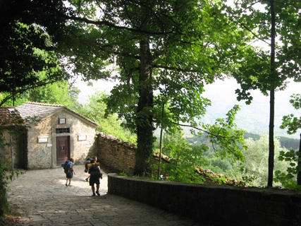 夏のラヴェルナ、ラベッチャから石畳の参詣路を通って修道院へ_f0234936_751235.jpg