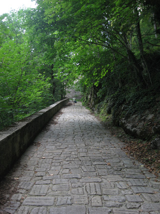 夏のラヴェルナ、ラベッチャから石畳の参詣路を通って修道院へ_f0234936_753290.jpg