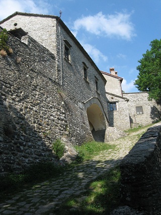 夏のラヴェルナ、ラベッチャから石畳の参詣路を通って修道院へ_f0234936_76891.jpg