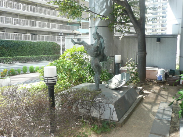 岡本銕二氏の彫刻　雨あがり　in　神戸市総合教育センター　on　2010-9-10_b0118987_14445282.jpg