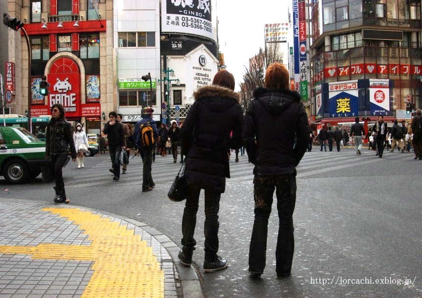 街角スナップ新宿・街角に立つ二人の若者_f0045844_965853.jpg