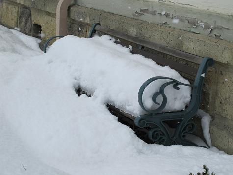 雪積もり　ベンチは真綿　抱き抱かれ_c0075701_20545134.jpg