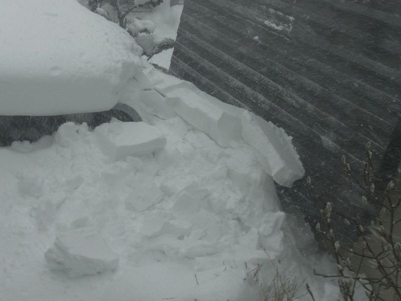 屋根からの落雪_c0025115_21465922.jpg
