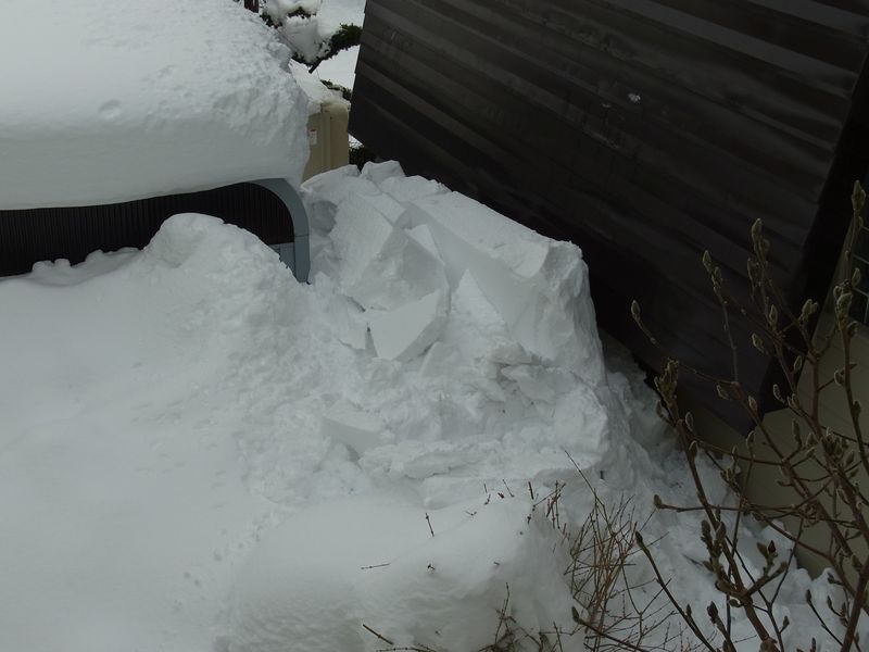 屋根からの落雪_c0025115_21471173.jpg