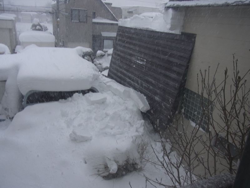 屋根からの落雪_c0025115_2147390.jpg