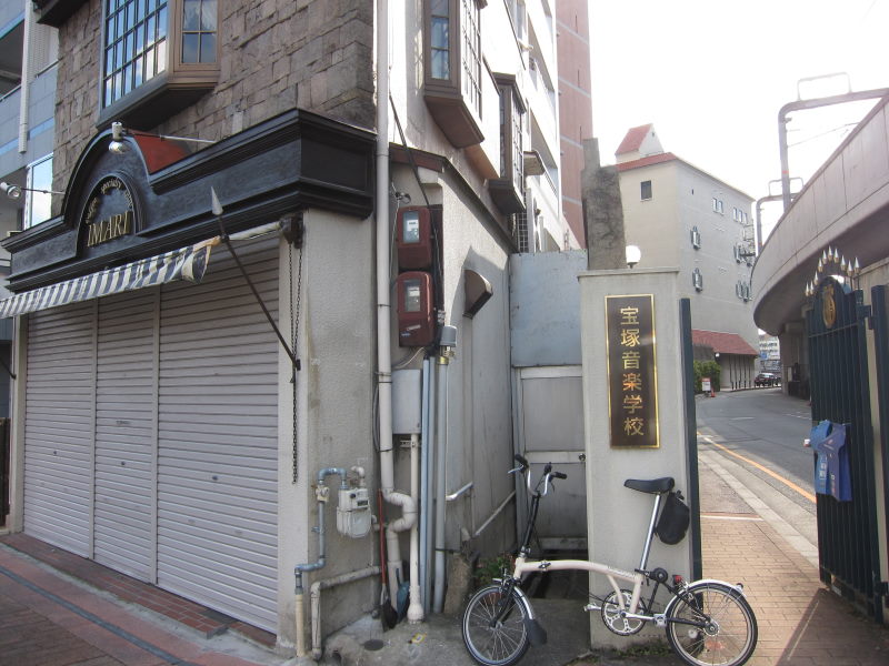 差し込む日差しが暖かい...よし、飛び出そう！ーブロンプトンでランチ＆パンハンティングポタ_e0138081_1557779.jpg