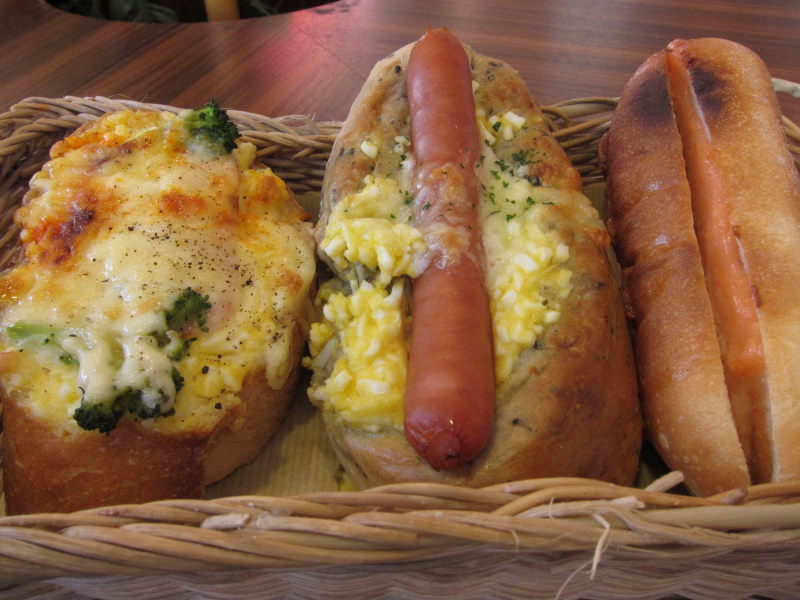 差し込む日差しが暖かい...よし、飛び出そう！ーブロンプトンでランチ＆パンハンティングポタ_e0138081_16111961.jpg