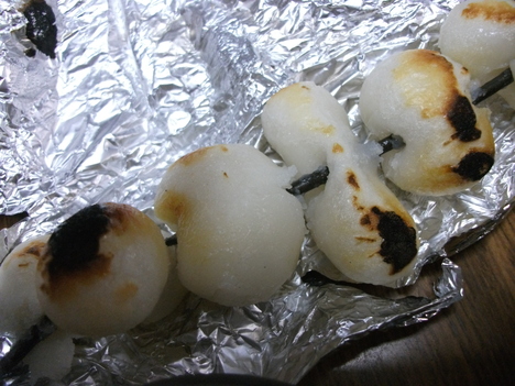 どんど焼きでまゆ玉団子_d0194741_16522630.jpg