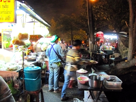 「屋台飯」の夜＆「一旦」最後のチェンマイの夜_b0051109_15294595.jpg