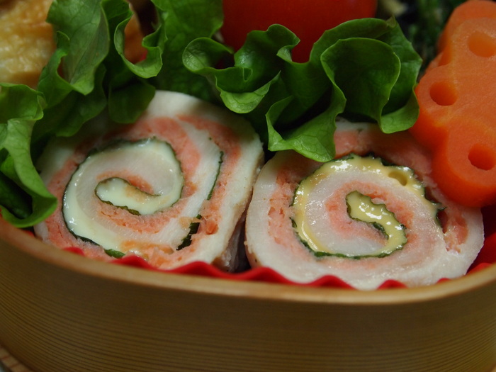 鶏ささみスモークサーモンしそロールとお花プチ稲荷寿司のお弁当♪とホッとしたり憂鬱になったり…_a0078146_21174672.jpg