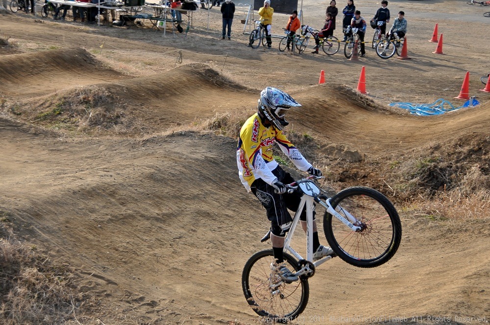 ２０１１JOSF緑山オープニングレース（１月定期戦）VOL3：MTBエリート決勝　動画あり_b0065730_21341044.jpg