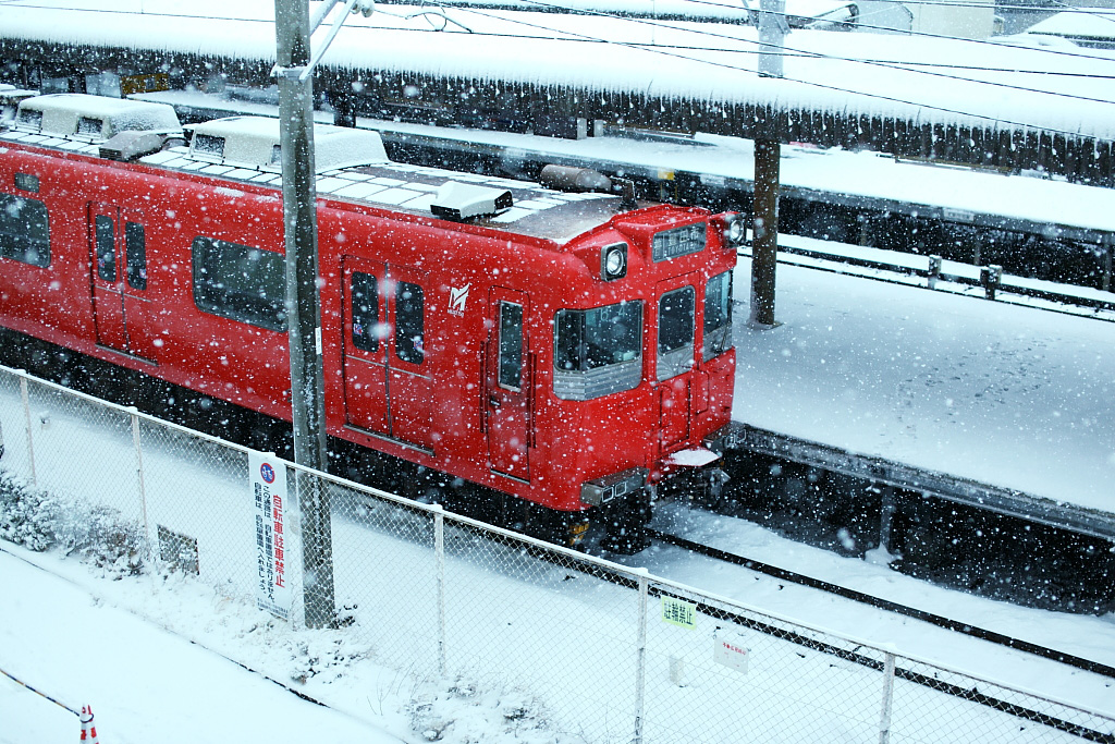 赤い電車_e0137244_1133459.jpg