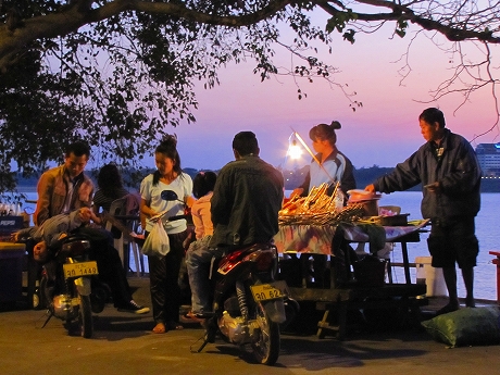 ラオス「タケク」の夜 Thakhek,Laos_b0051109_17391079.jpg