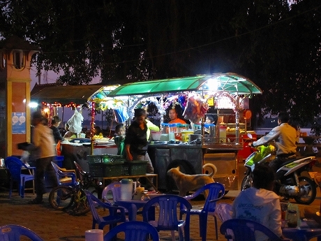 ラオス「タケク」の夜 Thakhek,Laos_b0051109_17401914.jpg