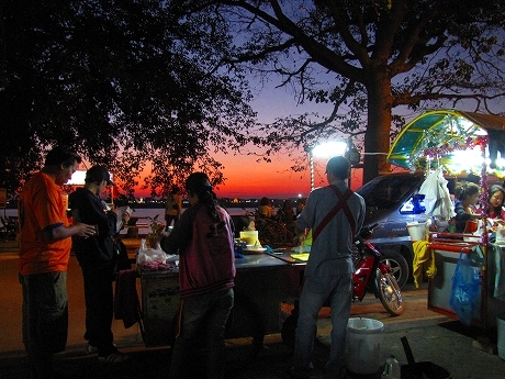 ラオス「タケク」の夜 Thakhek,Laos_b0051109_17412351.jpg