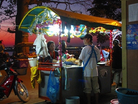 ラオス「タケク」の夜 Thakhek,Laos_b0051109_17425660.jpg