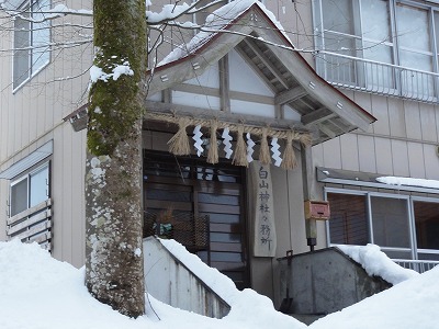 白山様の雪_a0084753_16575512.jpg