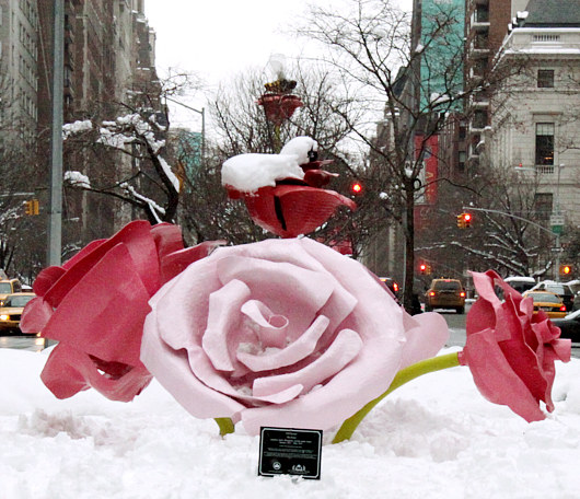 NYのパーク・アベニューに大きなバラのパブリック・アート、“The Roses”展示中_b0007805_15304975.jpg