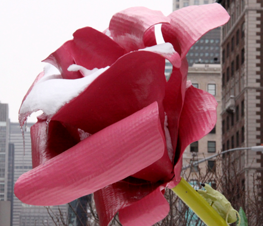NYのパーク・アベニューに大きなバラのパブリック・アート、“The Roses”展示中_b0007805_15314939.jpg