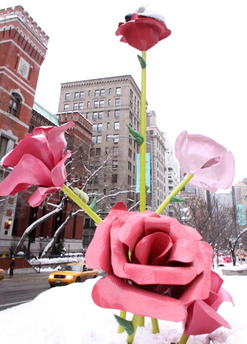 NYのパーク・アベニューに大きなバラのパブリック・アート、“The Roses”展示中_b0007805_15345178.jpg