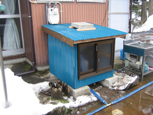 消雪ポンプ用のポンプ小屋が完成しました！_f0116186_1733650.jpg