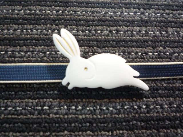 兎の小物入荷しています・帯留めのご紹介。_f0181251_20421919.jpg