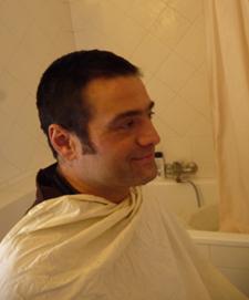 モサ男髪を切る_f0106597_21454869.jpg