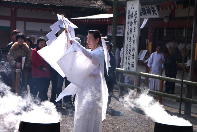 石清水八幡宮 湯立神事1_e0048413_21361420.jpg