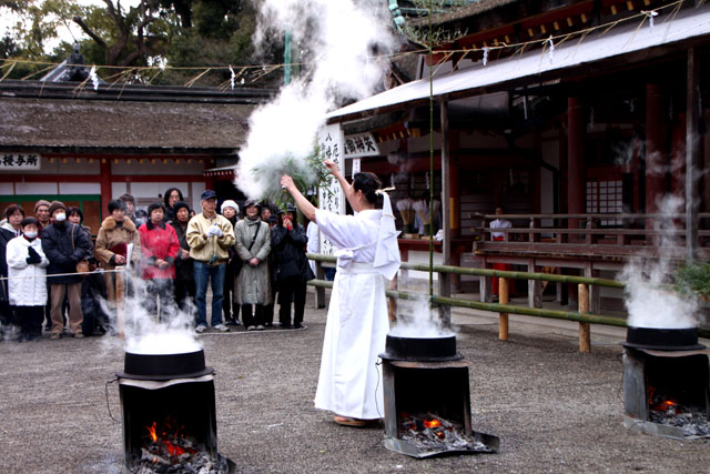 石清水八幡宮 湯立神事1_e0048413_2137582.jpg
