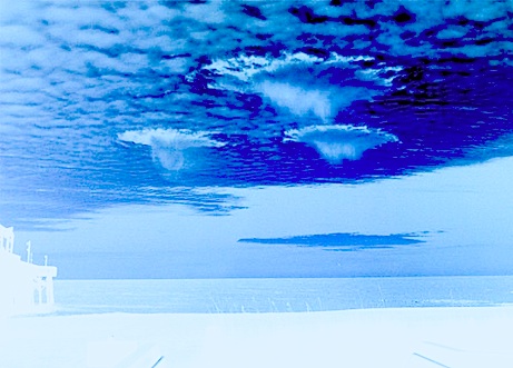 雲に空いた穴は軍の陰謀か?:HAARPか?軍用機か?どっちも軍の陰謀ではないのか?_e0171614_1353345.jpg