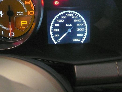 458 italia のハイテクコックピット_a0129711_12214195.jpg