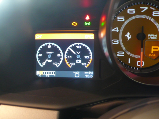 458 italia のハイテクコックピット_a0129711_1224875.jpg