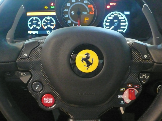 458 italia のハイテクコックピット_a0129711_124055.jpg